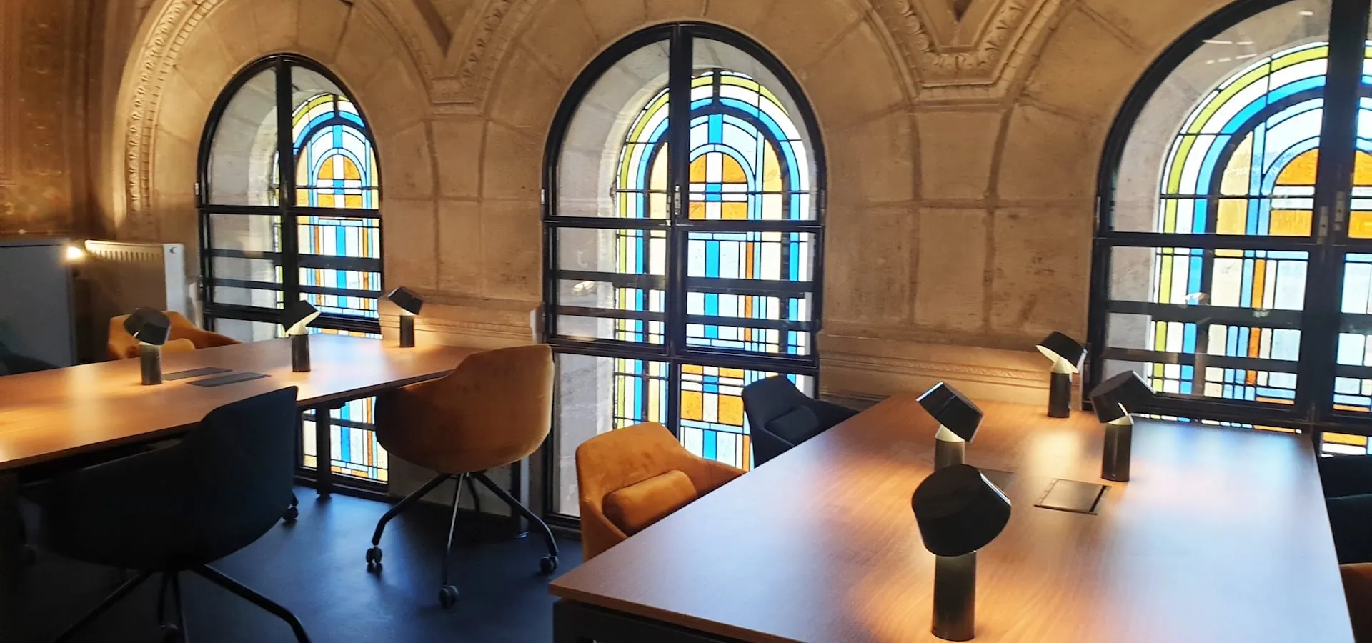 Bureaux devant de grandes baies vitrées en arc