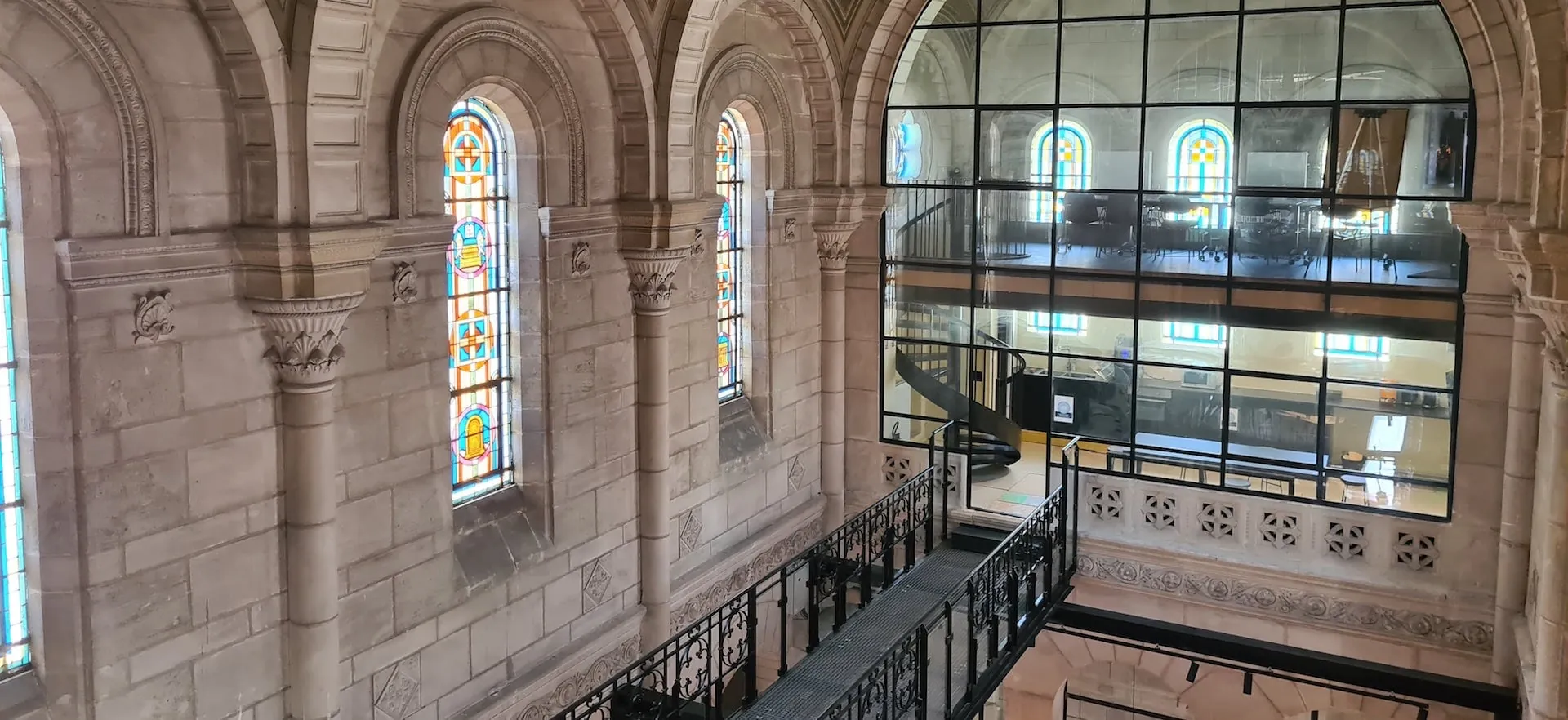La nef et ses vitraux vus depuis la passerelle de la chapelle Mondésir, à Nantes