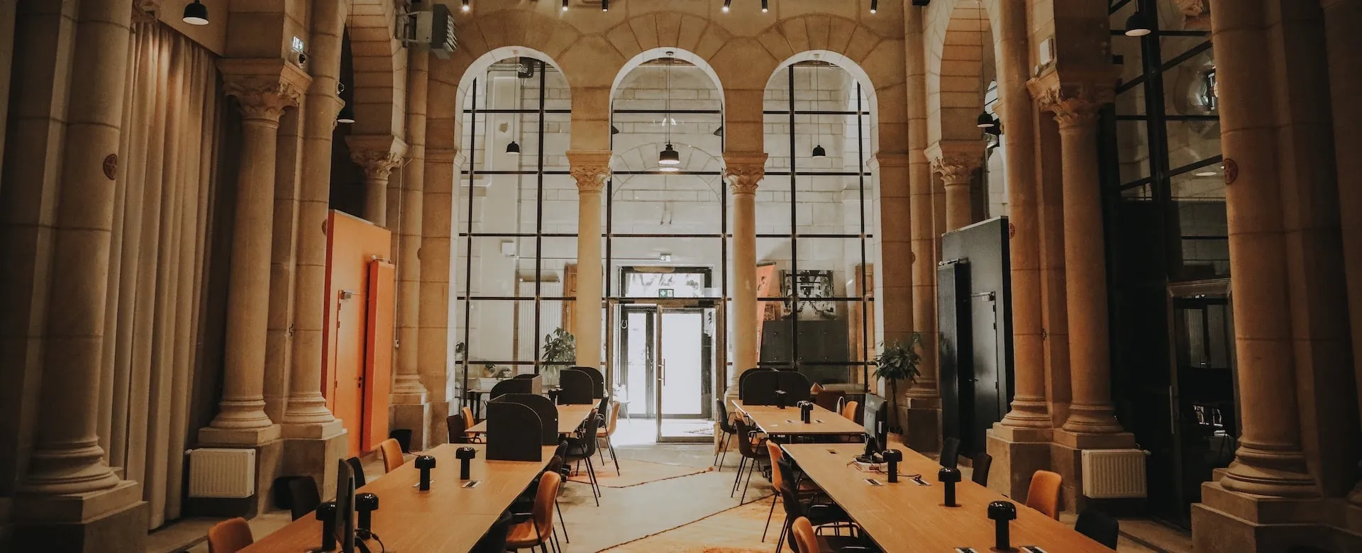 La nef de la chapelle Mondésir à Nantes, avec ses colonnes, ses arcades et ses grandes verrières